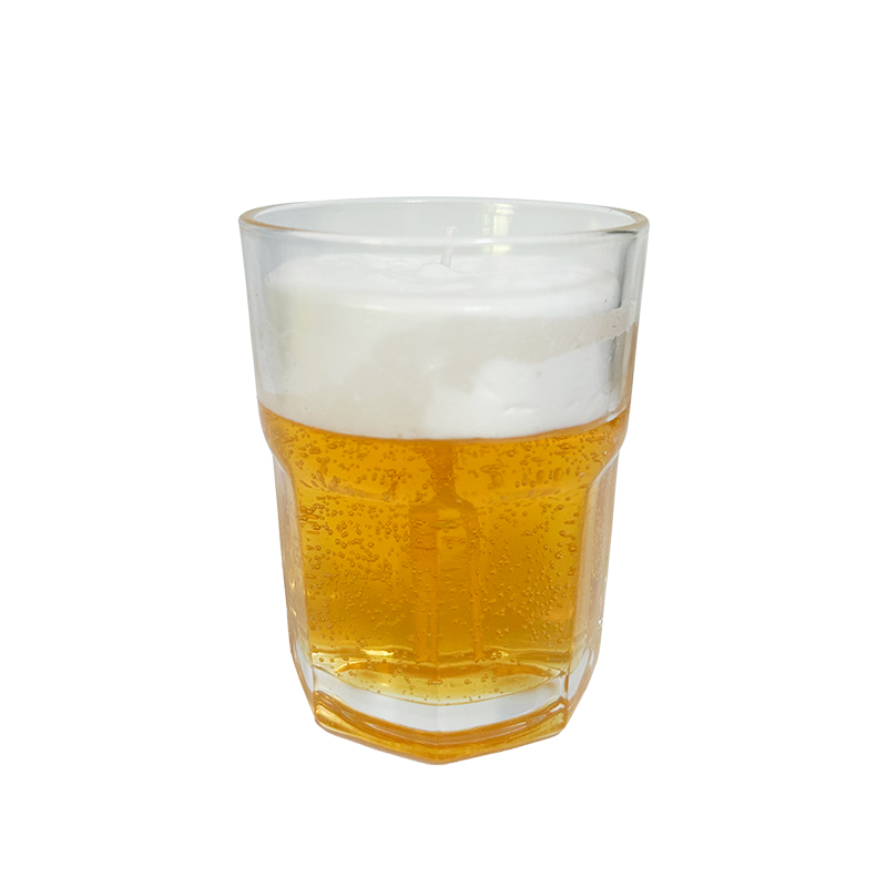 Pjenušave svijeće u šalici piva